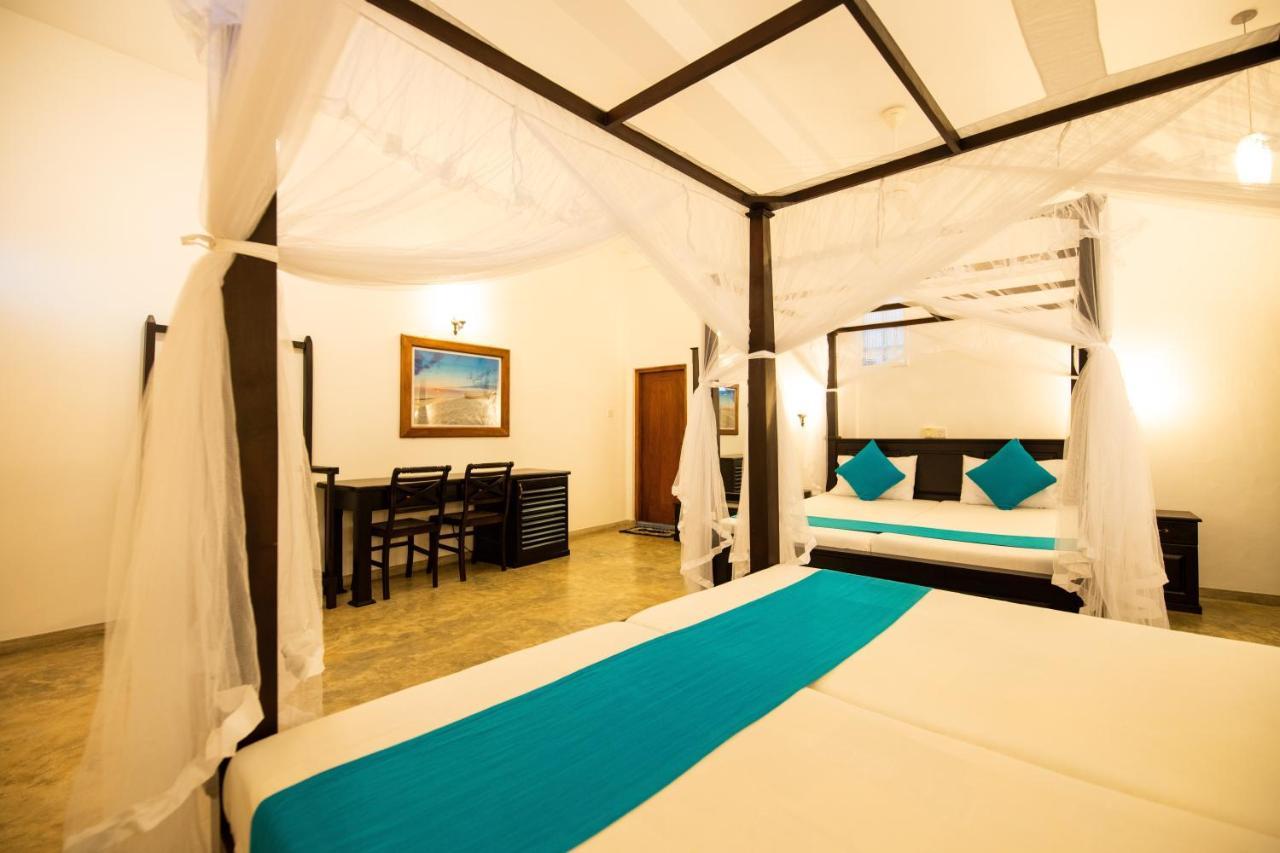International Beach Hotel & Restaurant Хикадува Екстериор снимка