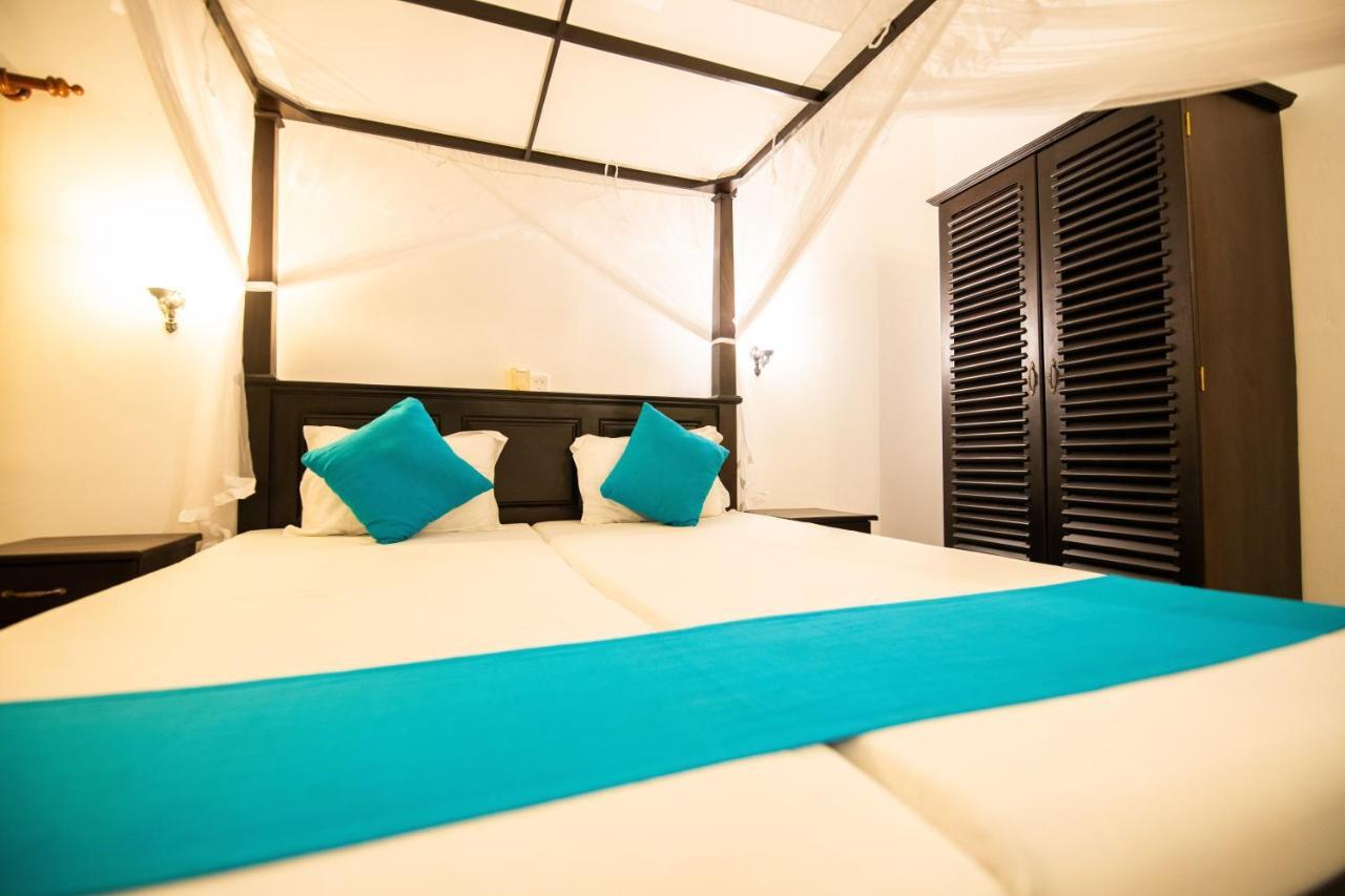 International Beach Hotel & Restaurant Хикадува Екстериор снимка