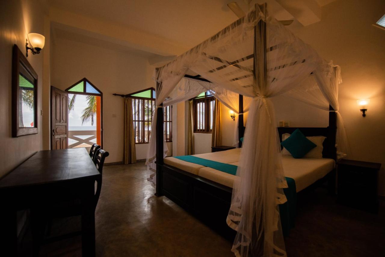 International Beach Hotel & Restaurant Хикадува Екстериор снимка