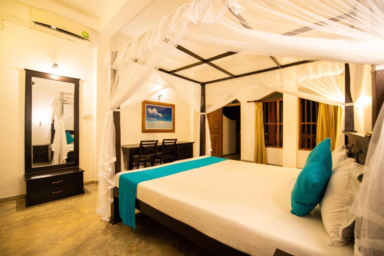 International Beach Hotel & Restaurant Хикадува Екстериор снимка