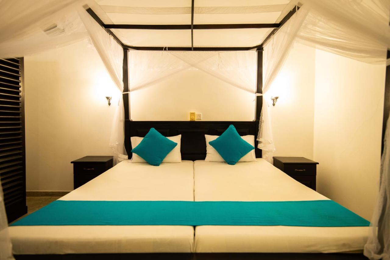 International Beach Hotel & Restaurant Хикадува Екстериор снимка
