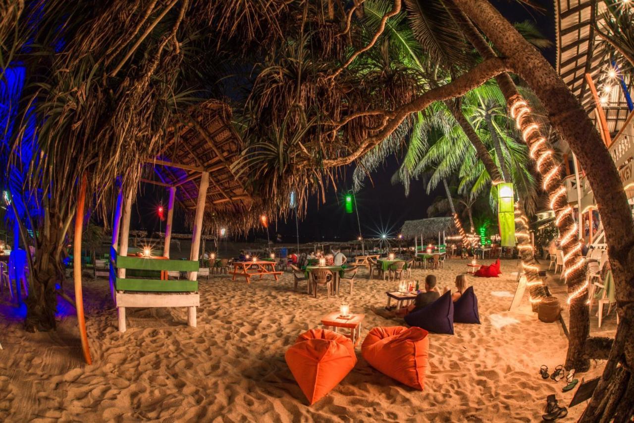 International Beach Hotel & Restaurant Хикадува Екстериор снимка
