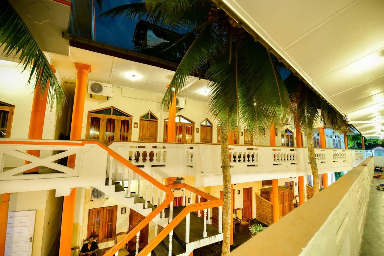 International Beach Hotel & Restaurant Хикадува Екстериор снимка