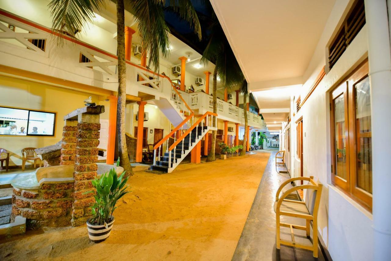 International Beach Hotel & Restaurant Хикадува Екстериор снимка