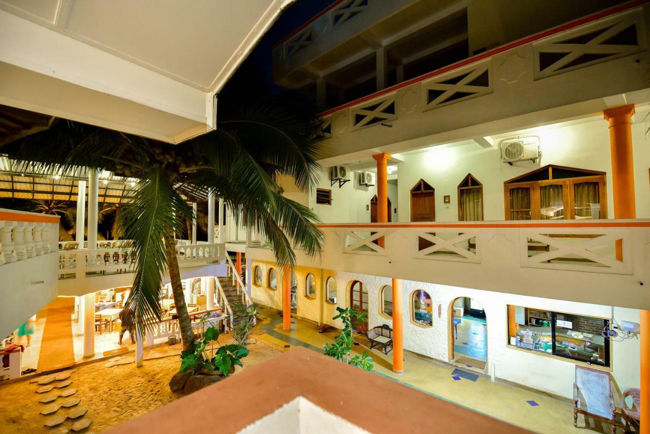 International Beach Hotel & Restaurant Хикадува Екстериор снимка