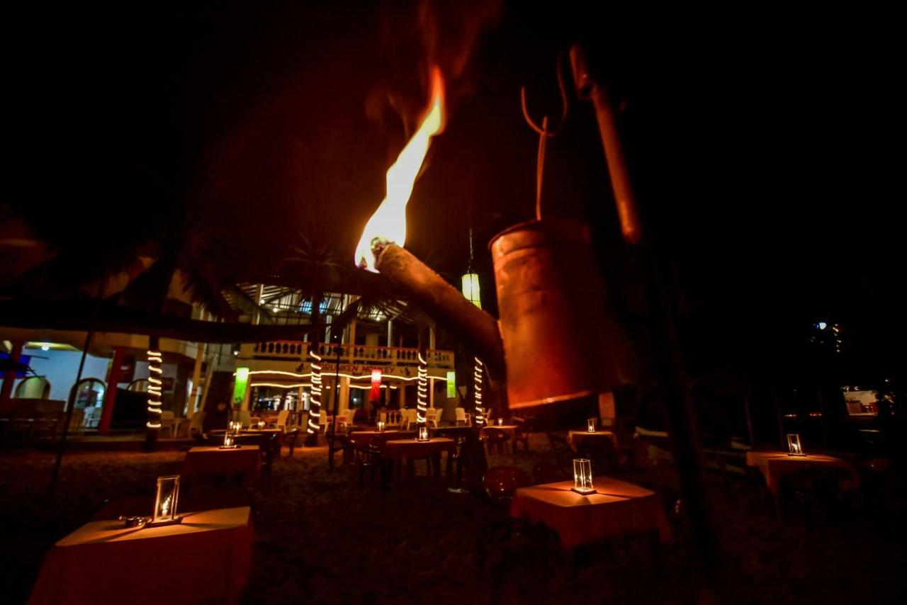 International Beach Hotel & Restaurant Хикадува Екстериор снимка