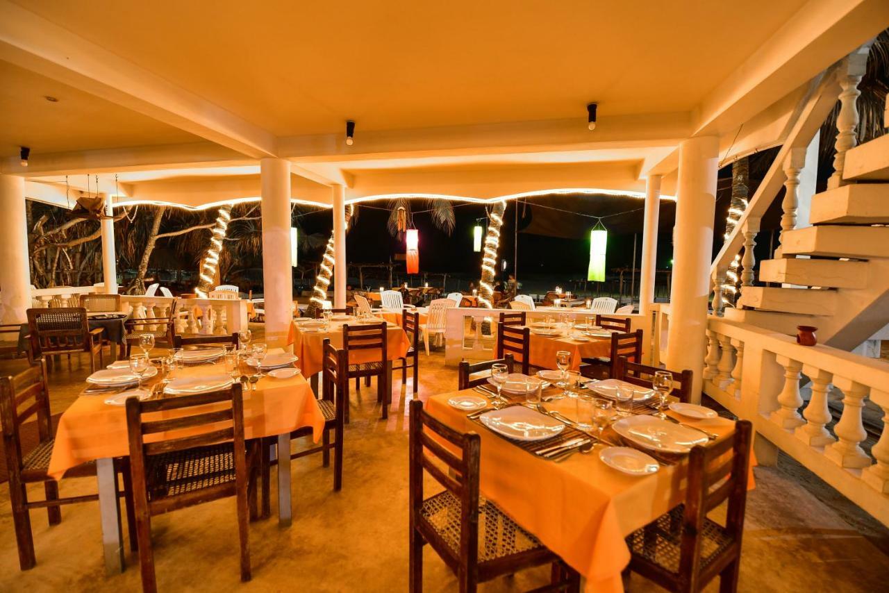 International Beach Hotel & Restaurant Хикадува Екстериор снимка