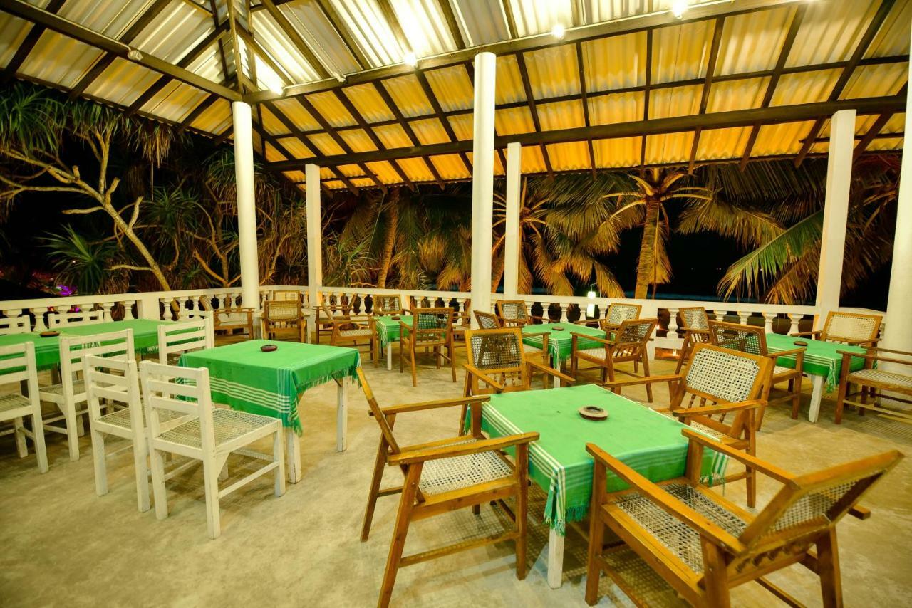 International Beach Hotel & Restaurant Хикадува Екстериор снимка