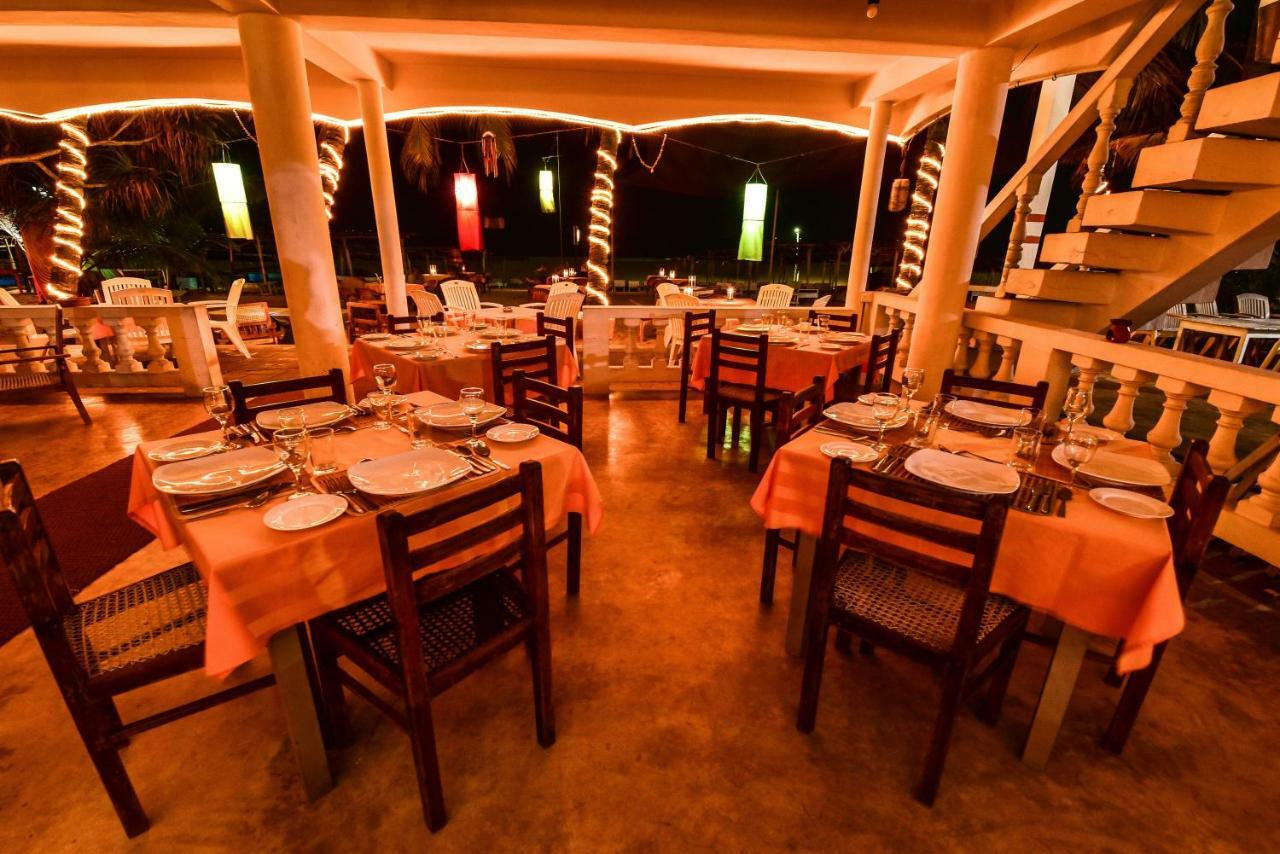 International Beach Hotel & Restaurant Хикадува Екстериор снимка