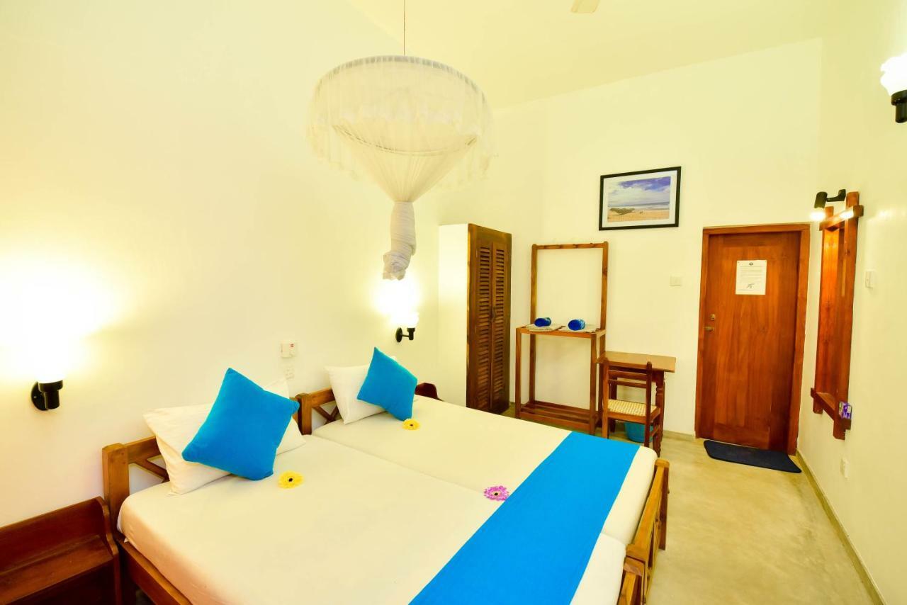 International Beach Hotel & Restaurant Хикадува Екстериор снимка