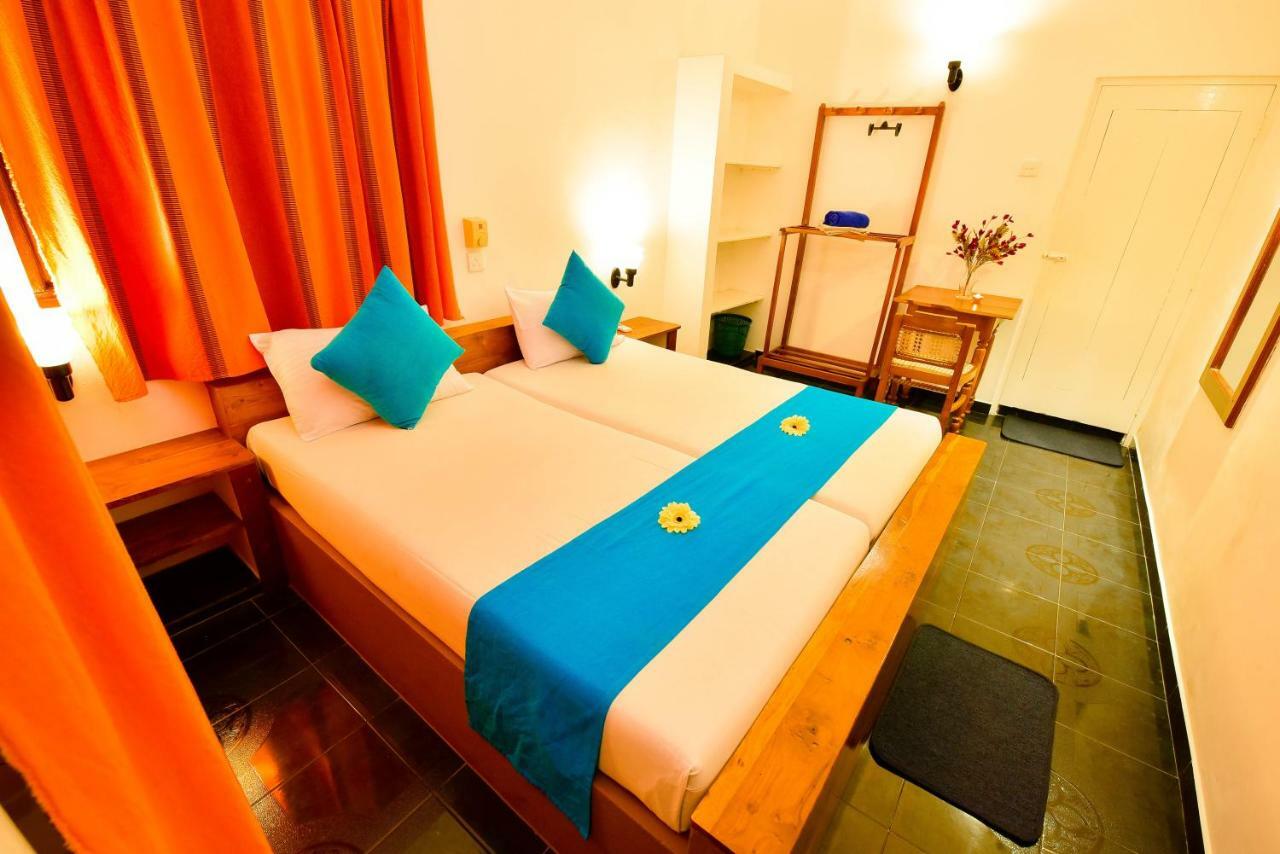 International Beach Hotel & Restaurant Хикадува Екстериор снимка